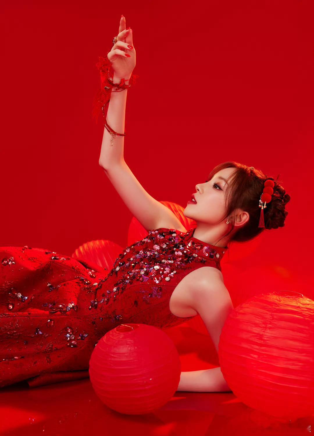 宋雨琦剧透春晚节目  宋雨琦剧透的春晚节目《春意红包》引发热议。她的妆造图惊艳众