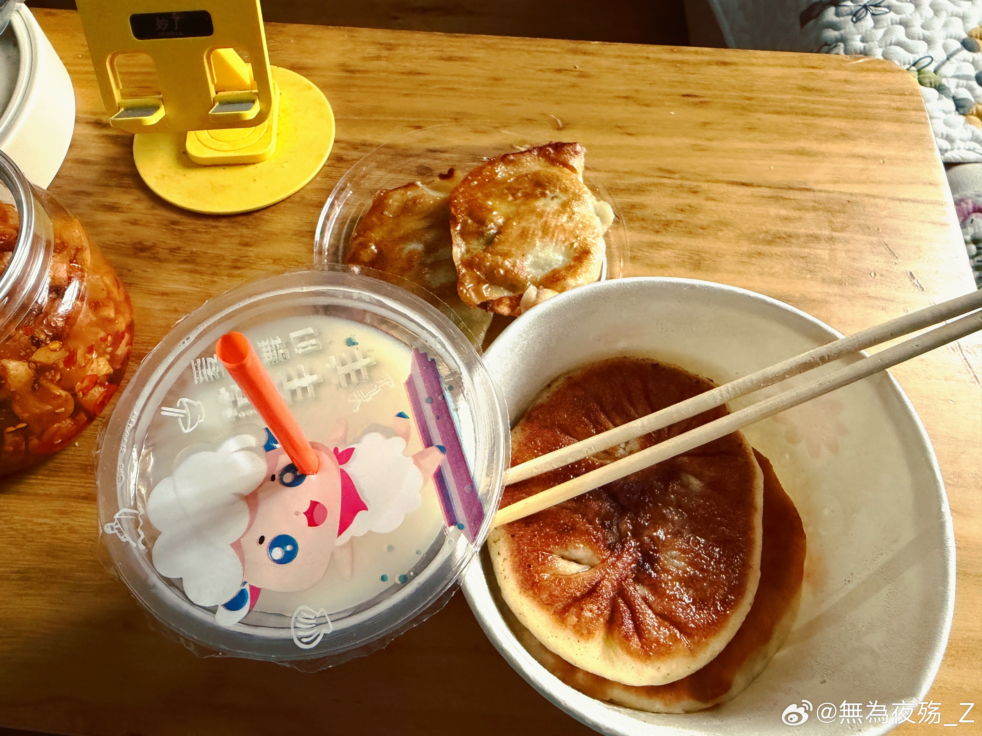 一个肉饼一个豆腐饼，两个冬瓜煎饺，一杯豆浆！简简单单一顿早饭 (^_^) 吃的饱