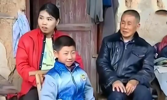 2000年冬天，湖南某县城垃圾桶旁，蜷缩着一个衣衫褴褛的少女。外套破了好几个洞，