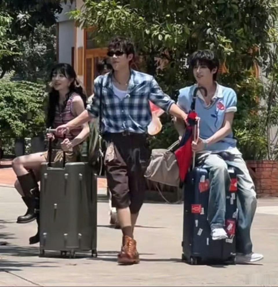 王安宇一手拉田曦薇一手拉黄明昊笑不活了！王安宇妥妥团建带队老师既视感，左右各牵一