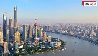 大胆预测：明年会有三降三升 

先说第一个降：房价继续降。这话不是说所有城市都会
