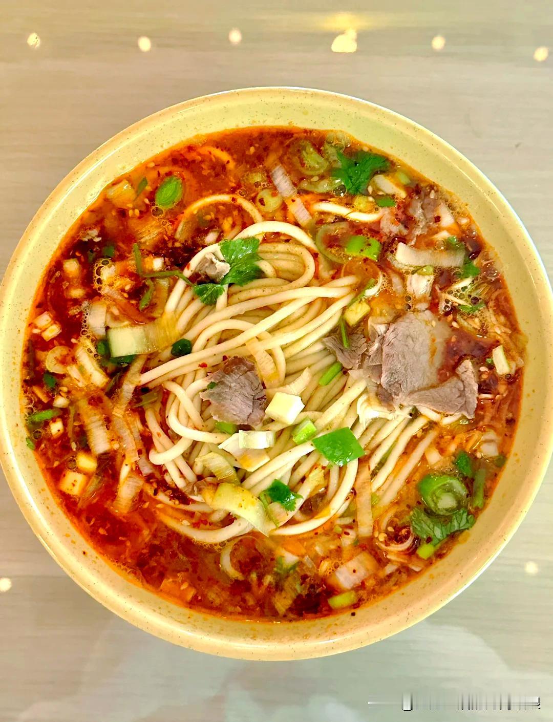 在河南，没吃过饸饹面的不算正经老乡！
 
咱河南人对饸饹面的感情，就跟对爹娘的牵