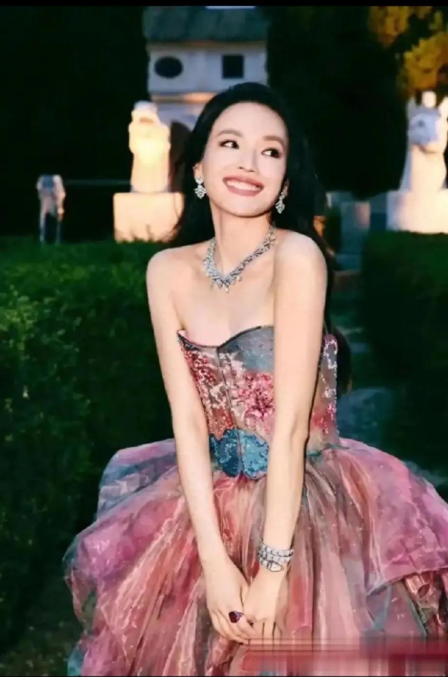 舒淇：人间富贵花本花，美到我心巴上了！
 
家人们，舒淇出席活动的造型又来鲨疯啦