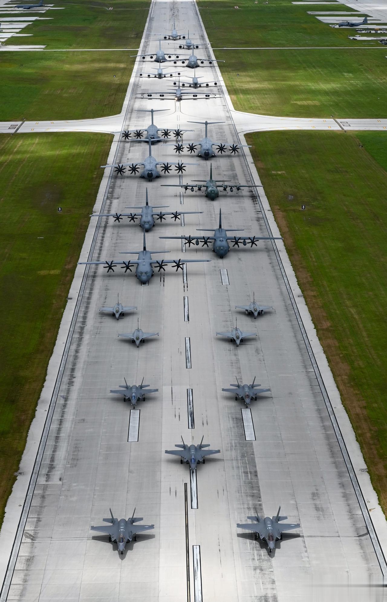 美国关岛安德森空军基地传统艺能——进行“大象漫步”摆拍！

美军以及其盟友7月1