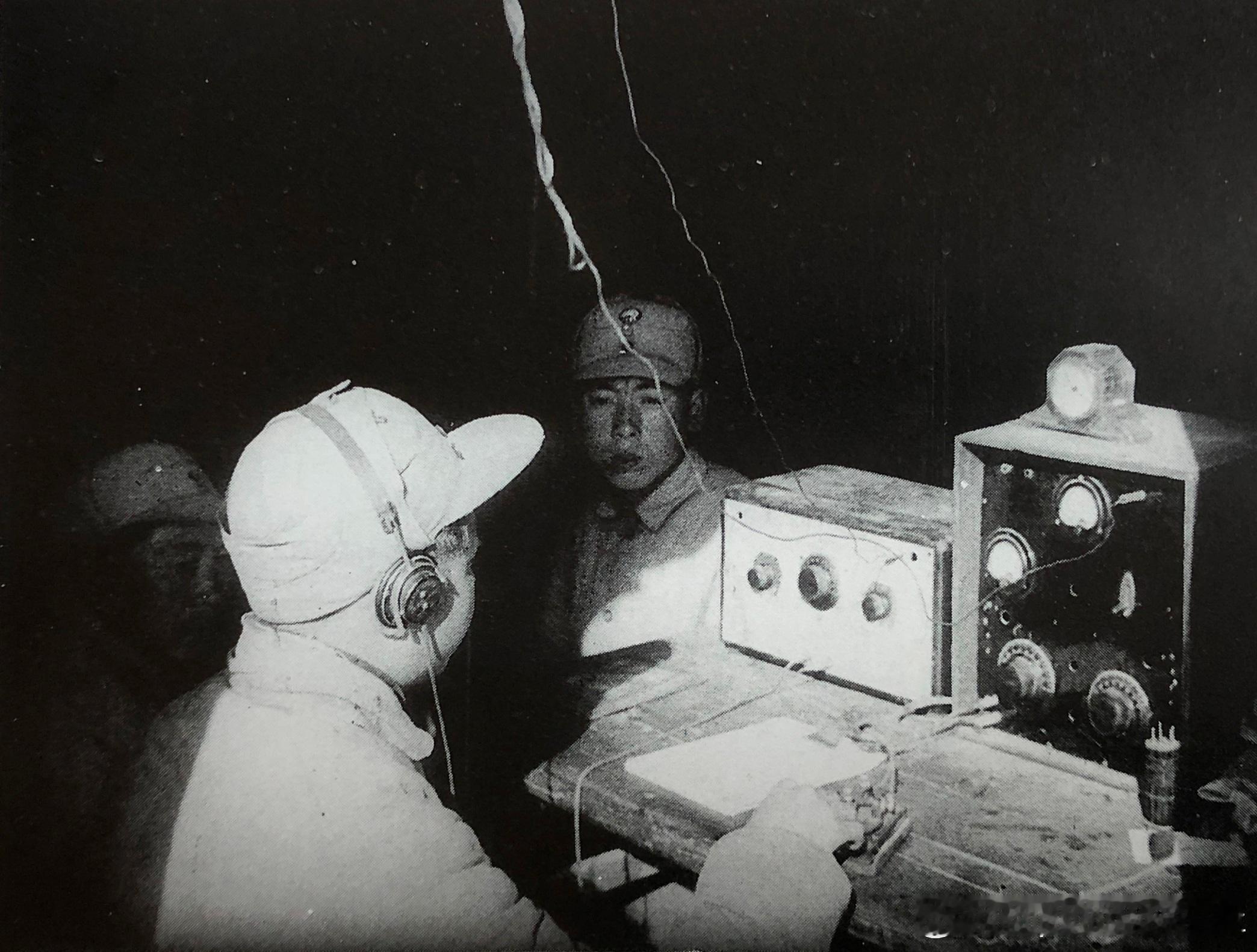 1943年盐阜区反敌伪大扫荡中的通讯兵，张爱萍摄影军事历史全触达 ​​​