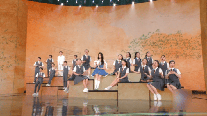 #关晓彤张晚意合唱我多想唱##关晓彤张晚意五四晚会同台# 芜湖！关晓彤、张玩意在