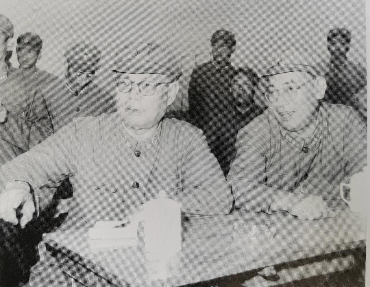 左边是叶剑英元帅，右边是许光达大将。这是两位非常罕见的合影。这是1964年8月，