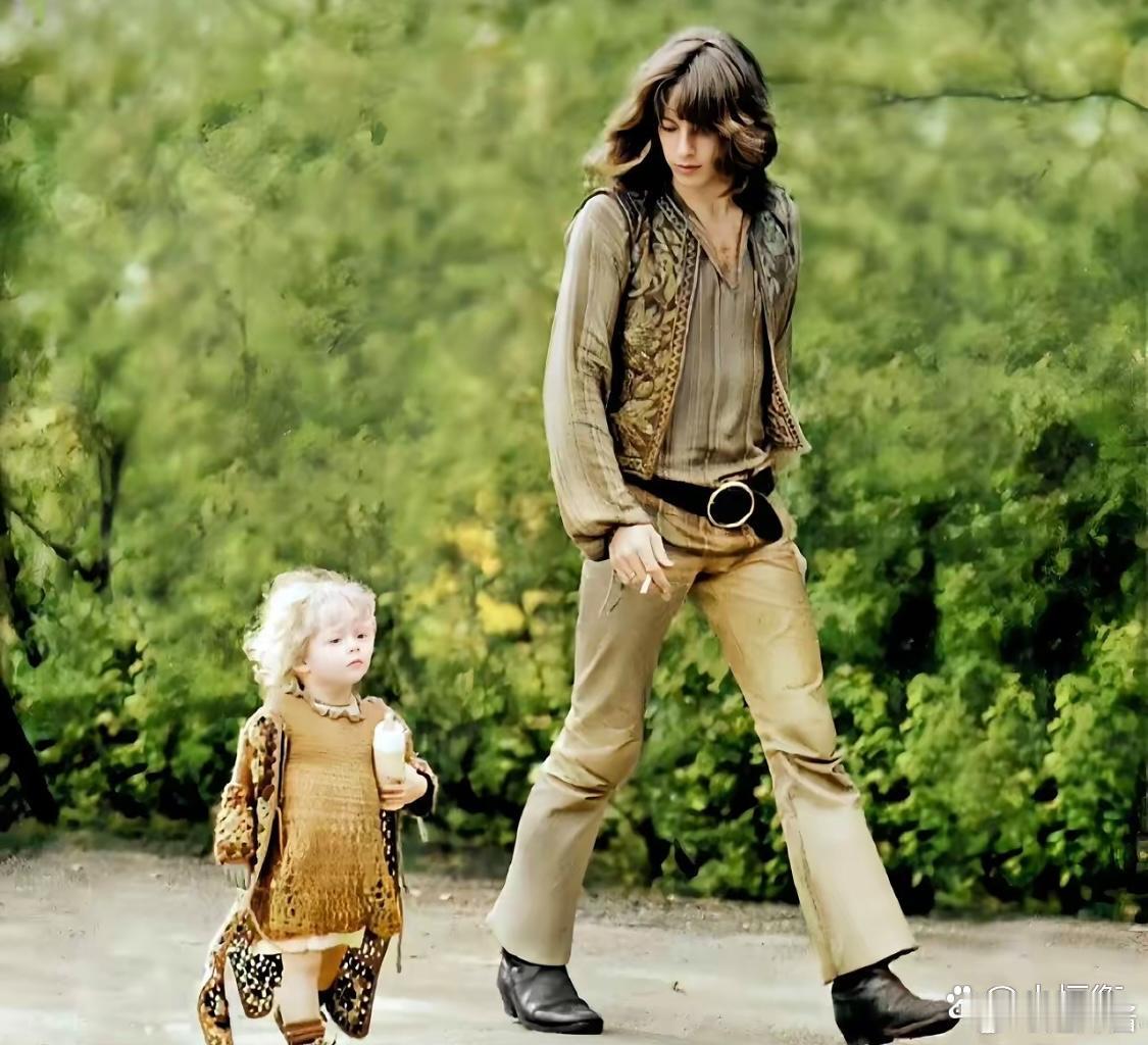 1968年，荷兰，阿姆斯特丹的一位父亲正在带着女儿散步🚶 ​​​