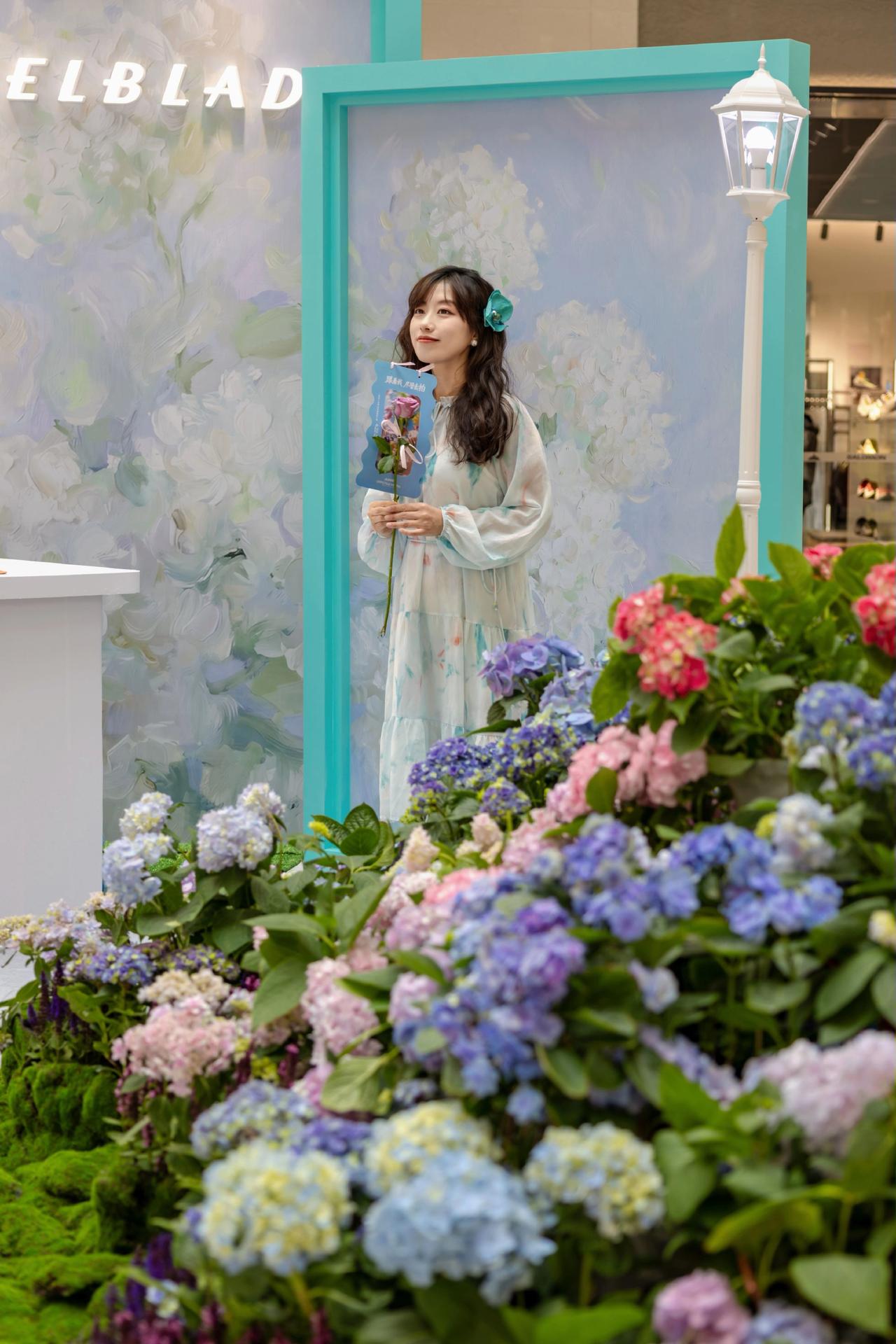 当走进万象汇，被一楼的OPPO快闪美到了！设计美商在线，层次丰富的绣球花组成了一