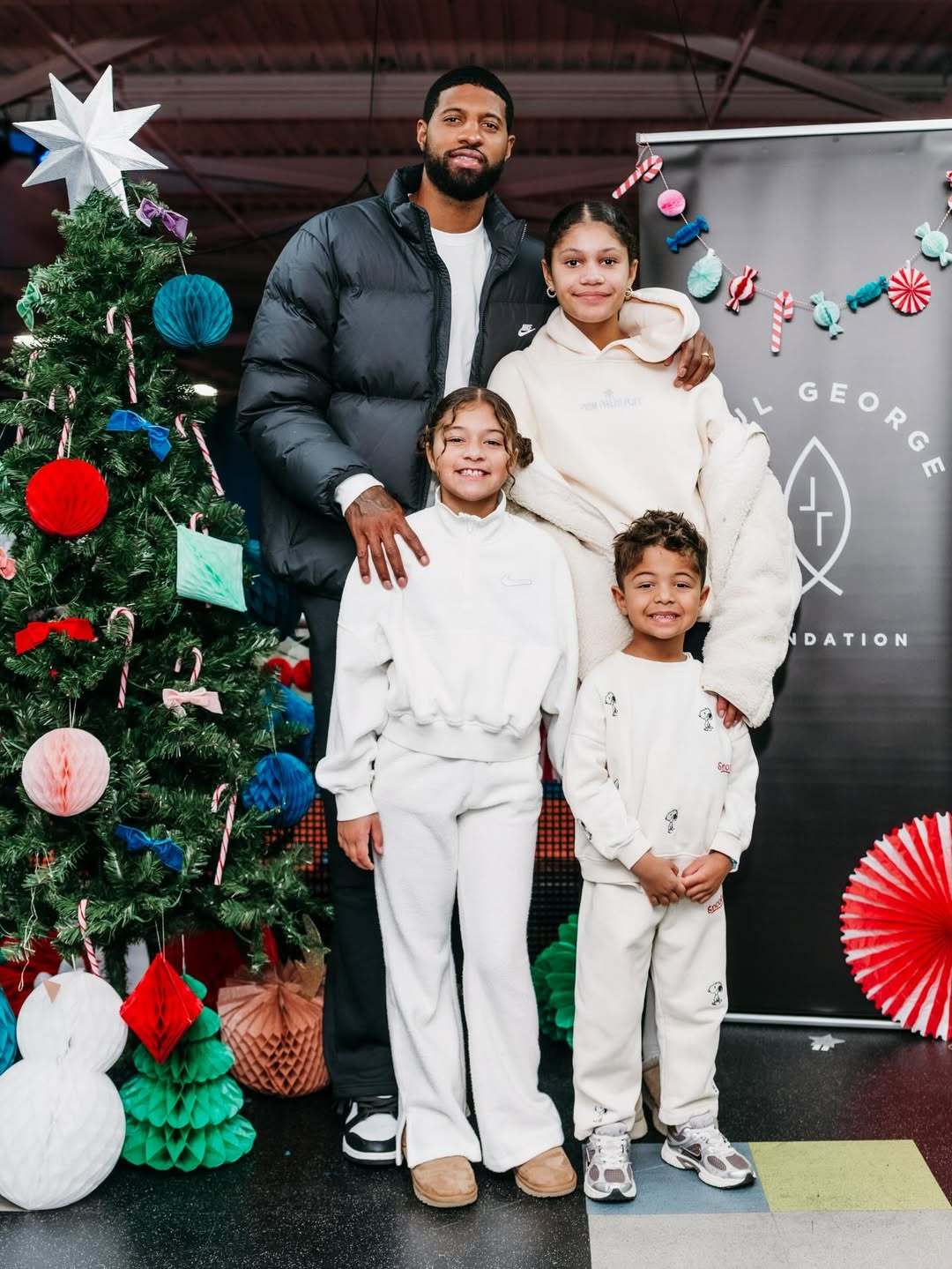 暖心图集！分享保罗·乔治与家人们近期出席由自己基金会组织的第九届年度圣诞节庆典活