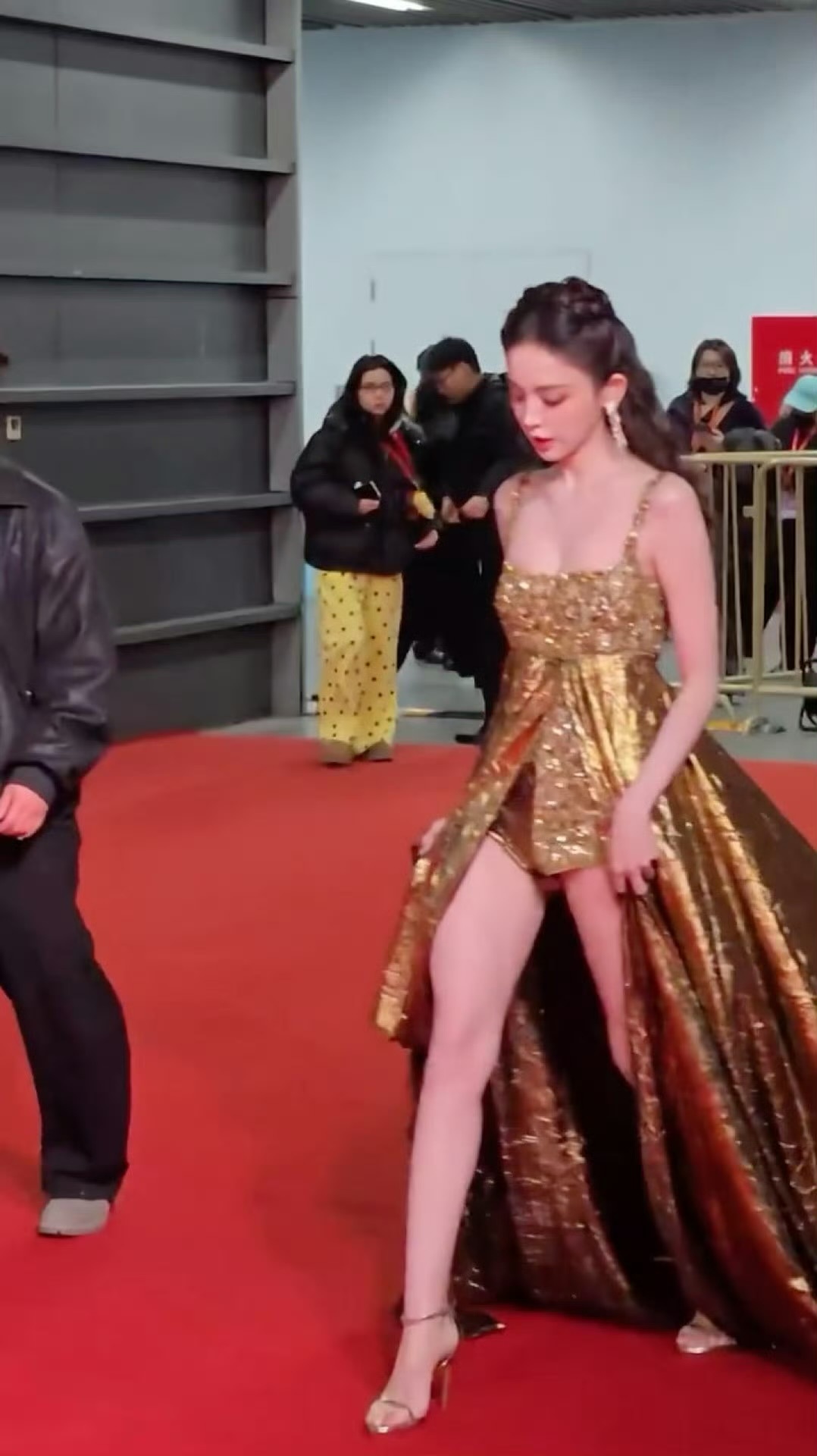 微博之夜 娜扎入场！别人走红毯是比美，娜扎走红毯是单方面碾压鎏金战袍+两米长腿！