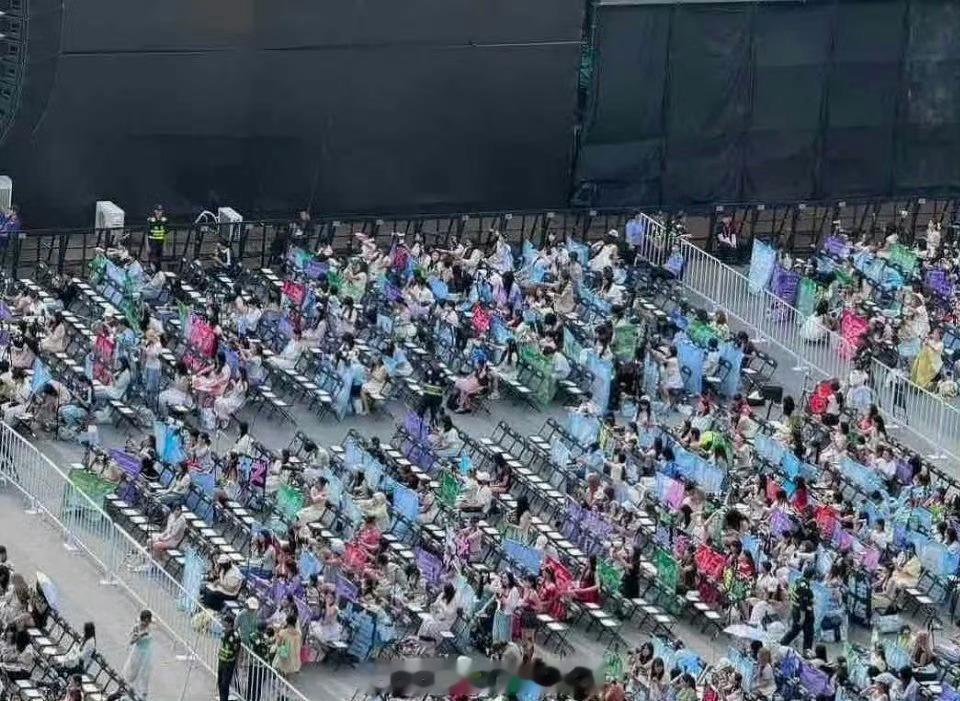 陈奕恒家灯牌还挺多的 第二应该是紫色吧 