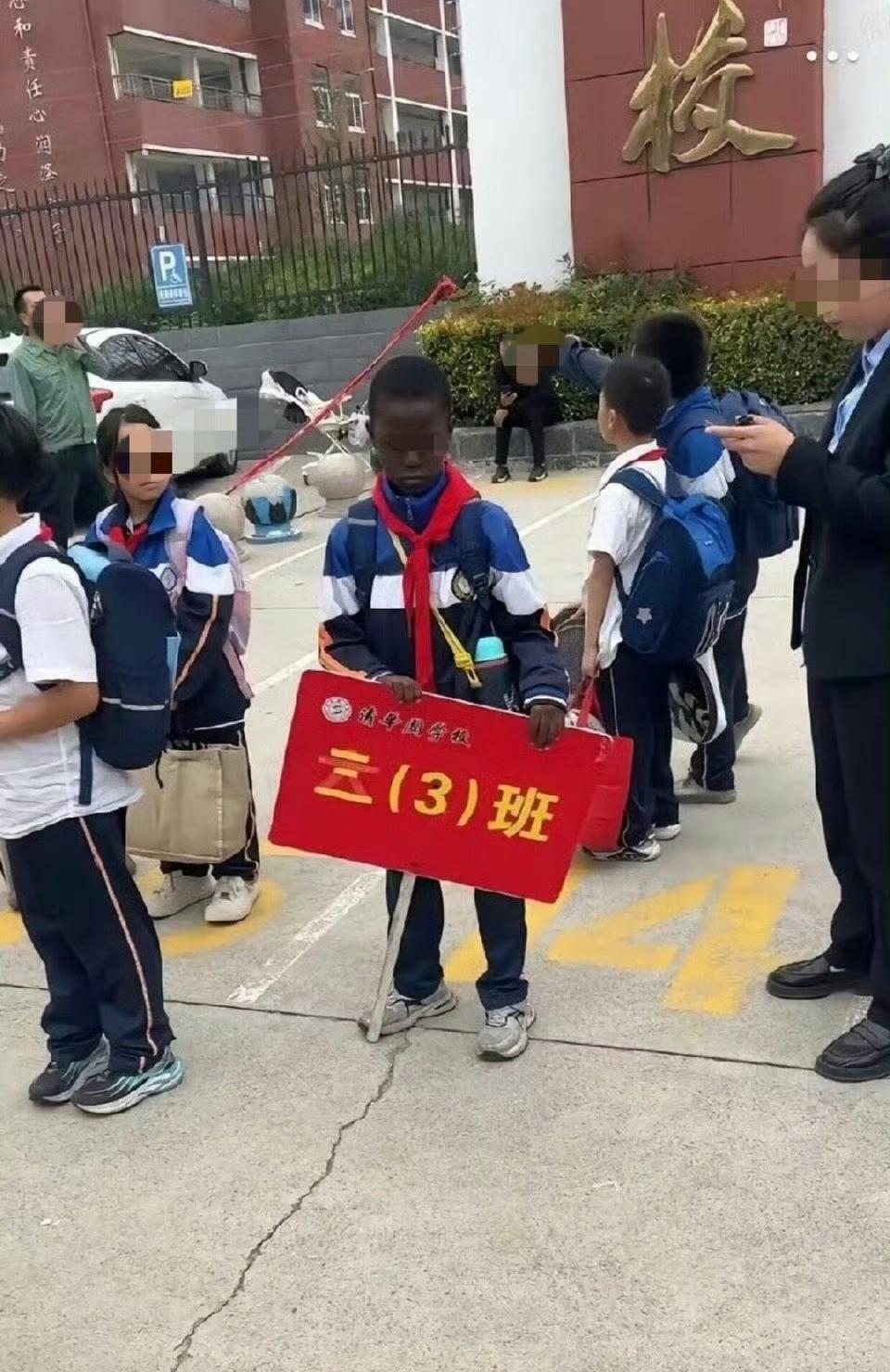娃噘着嘴，貌似很不高兴啊！