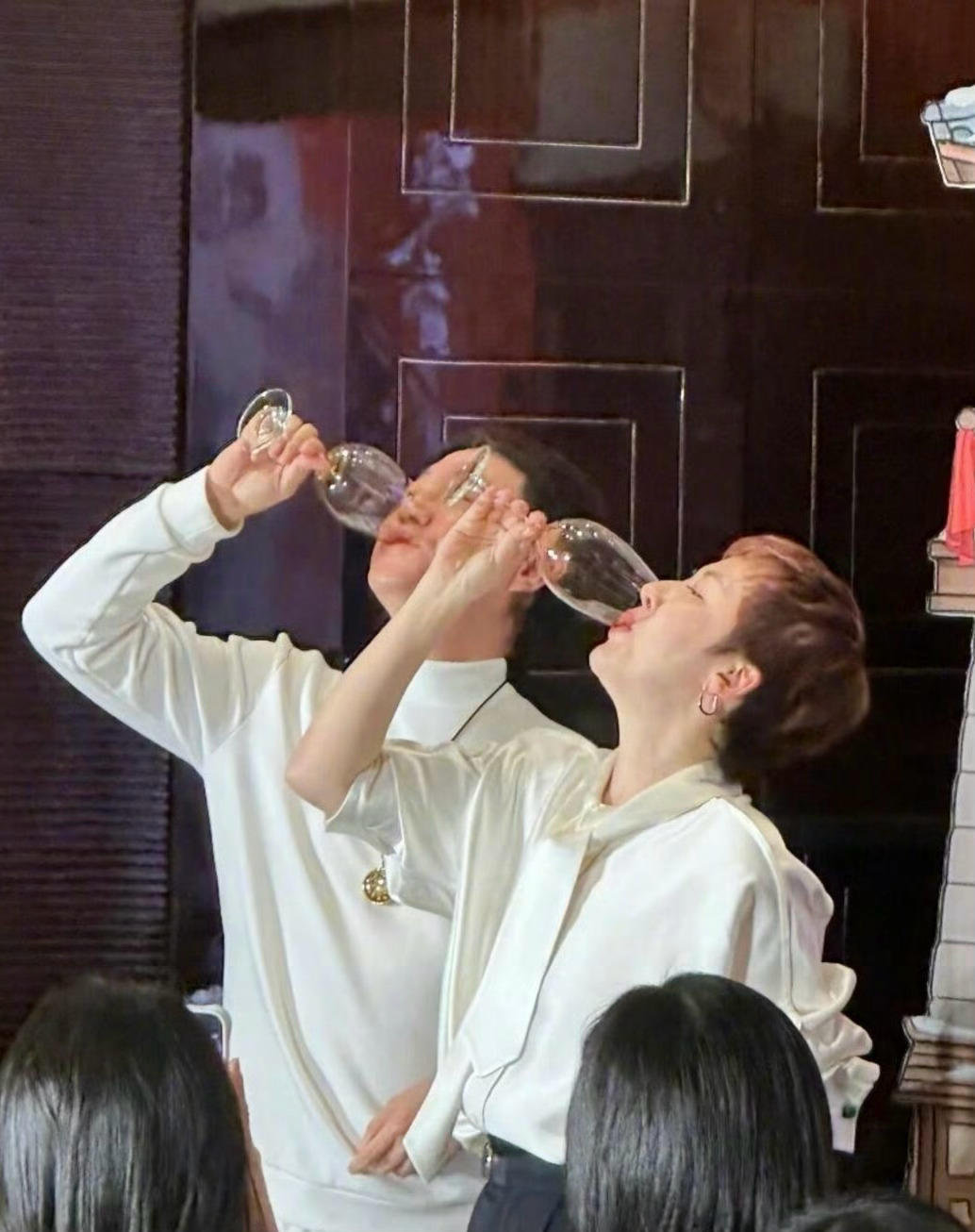 张凌赫田曦薇经纪人一同干杯！张凌赫逐玉庆功宴发言张凌赫哽咽