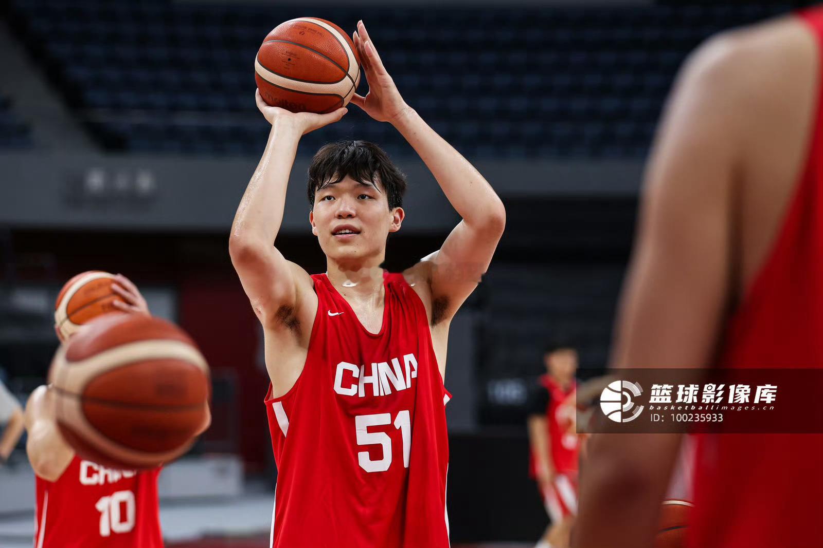 瀚森回来的第一场，球迷对他的期待是“虐杀”，就像在NBA发展联盟那样随便打。但这