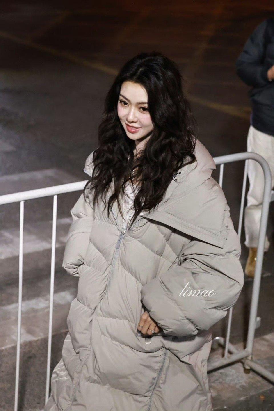 薛凯琪深夜春晚彩排明媚感 寒风中依旧明媚动人太绝了 深夜彩排状态依旧拉满狠狠期待