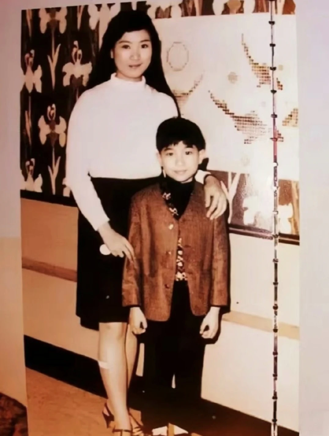 1967年，9岁陈百强和偶像陈宝珠合影！