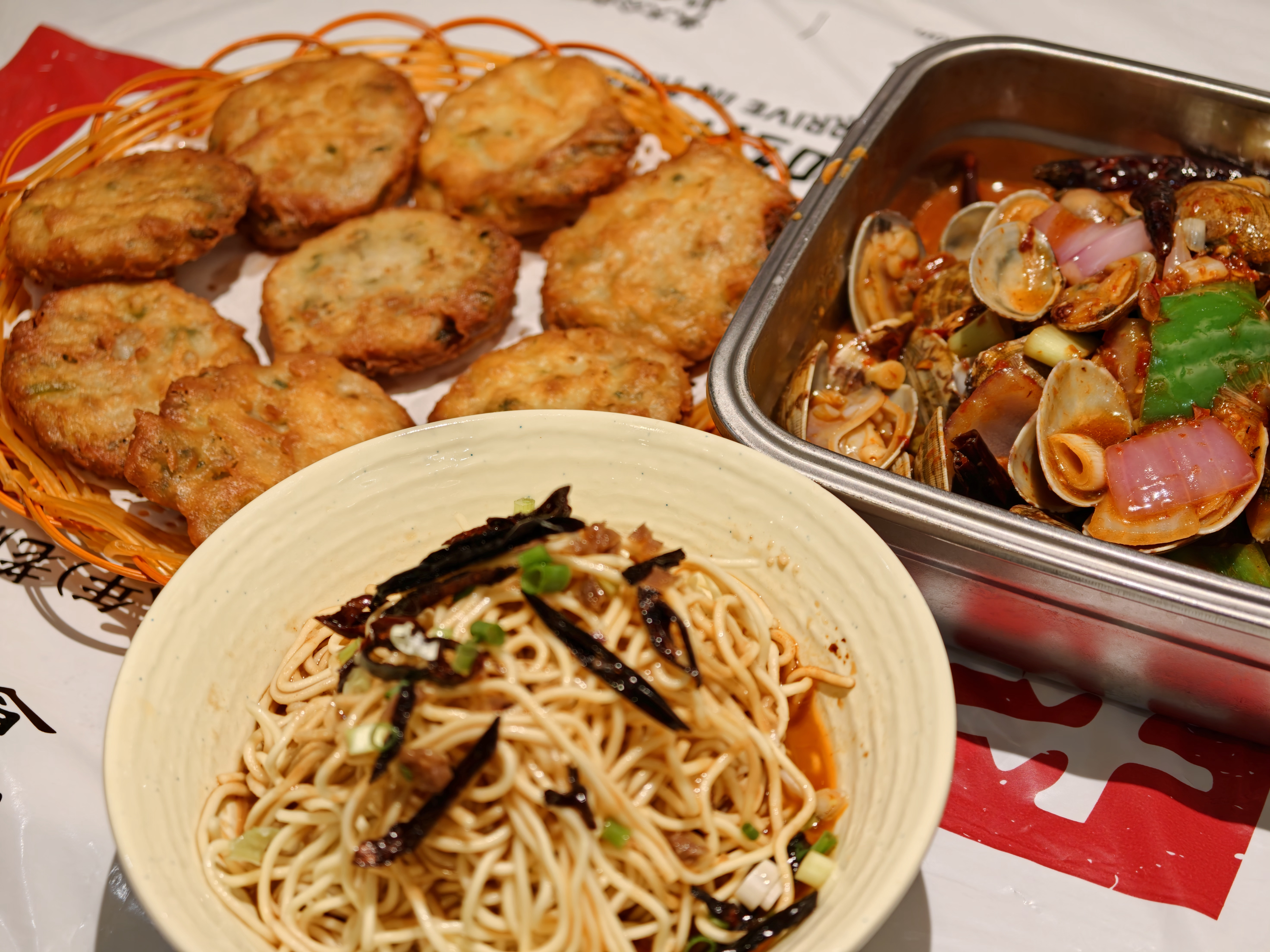 靓靓蒸虾，感觉蒸虾索然无味，蘸醋也有点奇怪，反倒是炒花甲挺好吃的，蒸虾蘸花甲汤刚