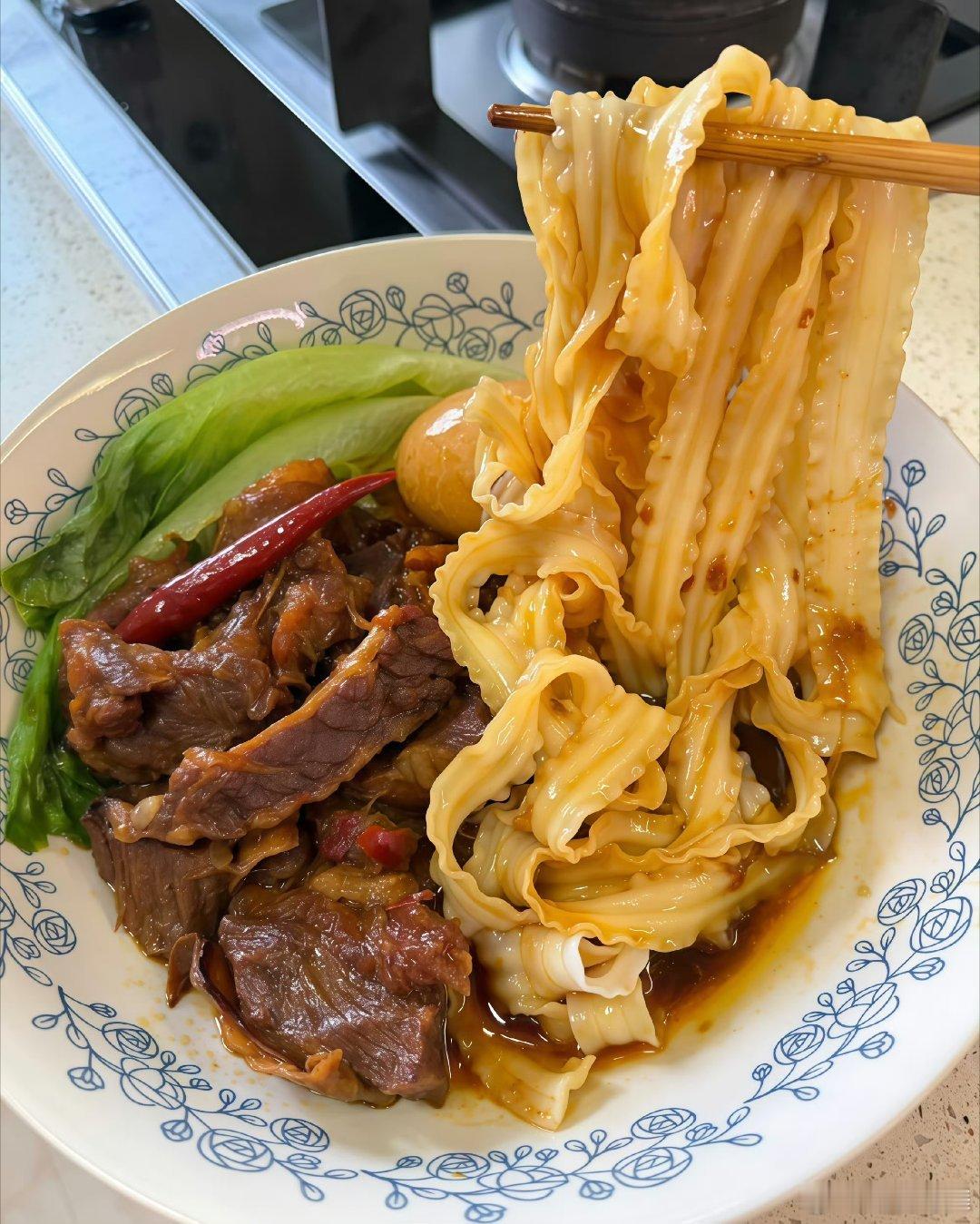 馋师[超话] 早上好呀，又是炎热的一天，大家注意防暑降温，记得好好吃早饭呀 ​​