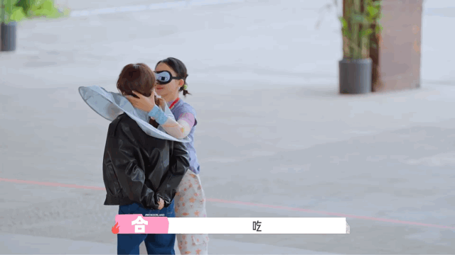李嘉琦一把推开了方媛 你们觉得这种无剧本的趣味游戏临场失误，是不是比设计好的综艺