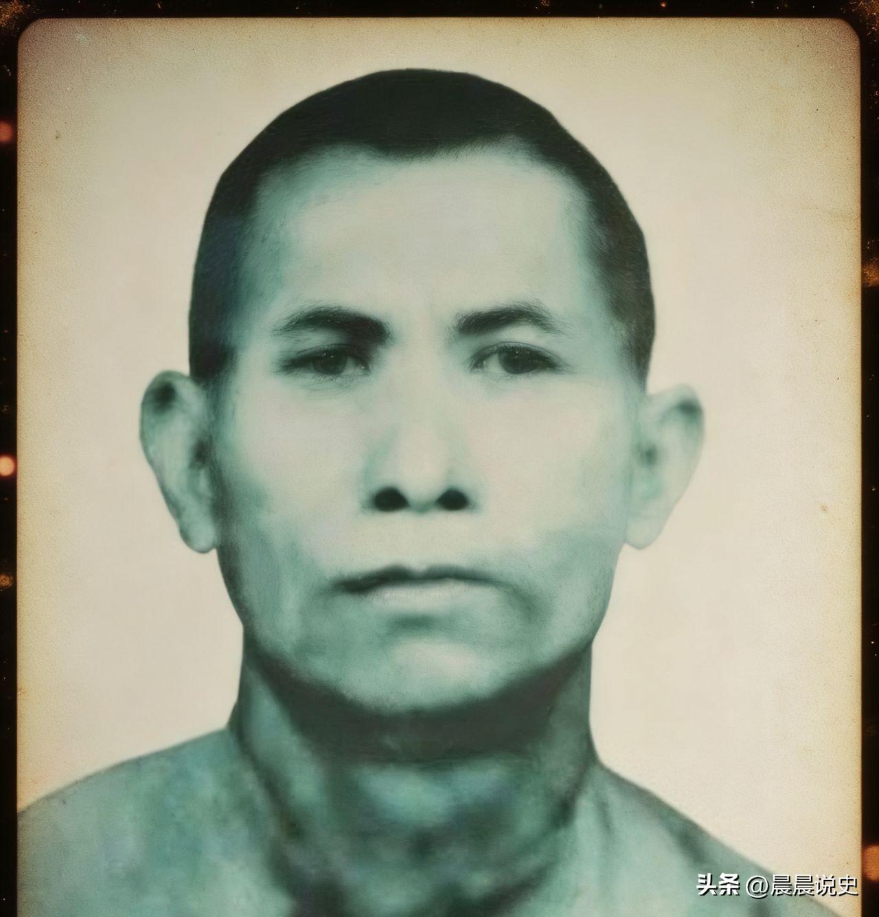 1929年，毛委员被600敌兵追杀，一农民背起他就跑，还悄悄把草鞋倒着穿！24年