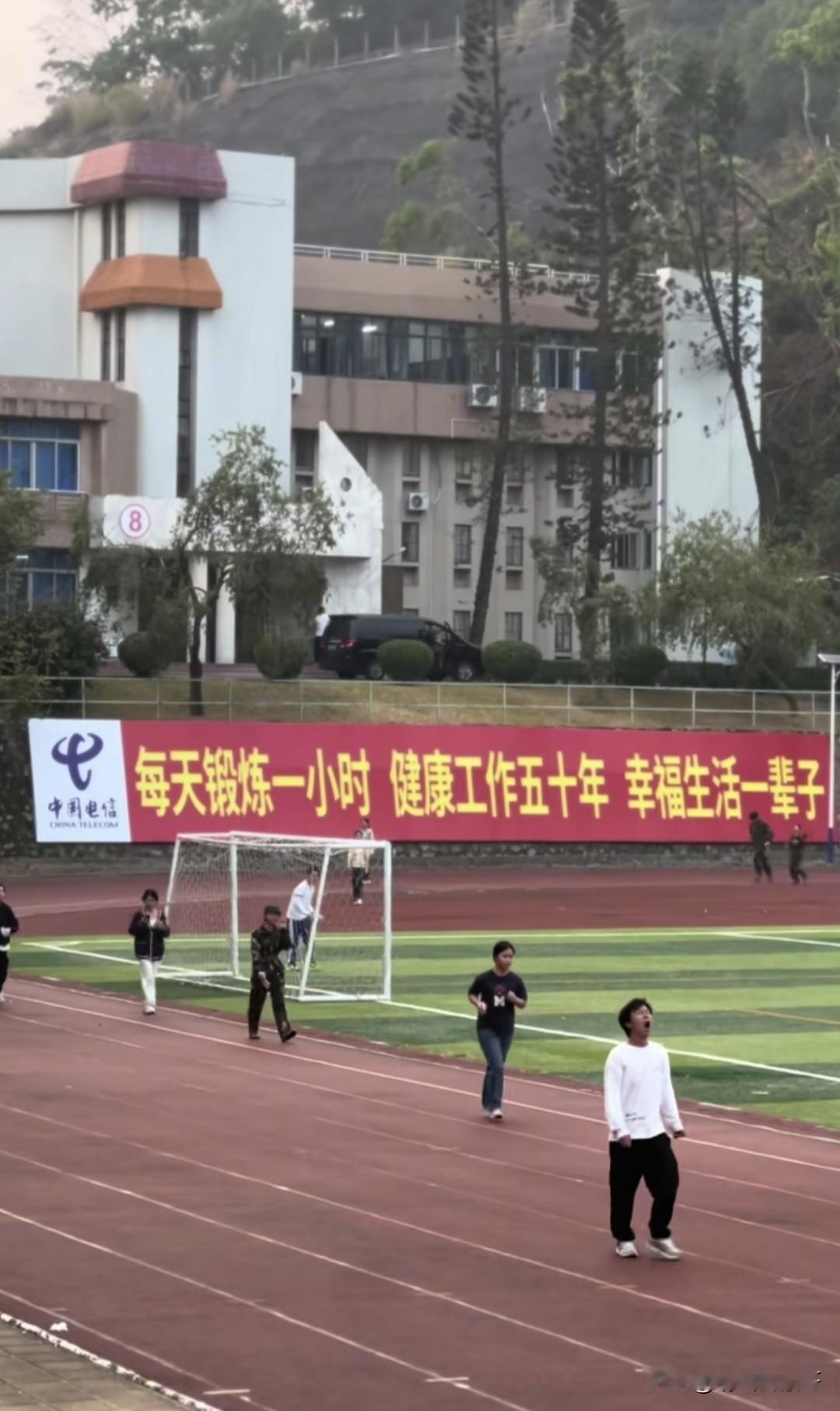 横幅里的这道数学题我有点算不明白