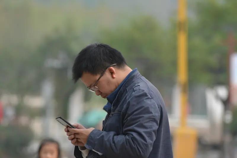 为啥不少人喜欢边走边看手机？
       我认为原因多样。部分人是积极人格，做