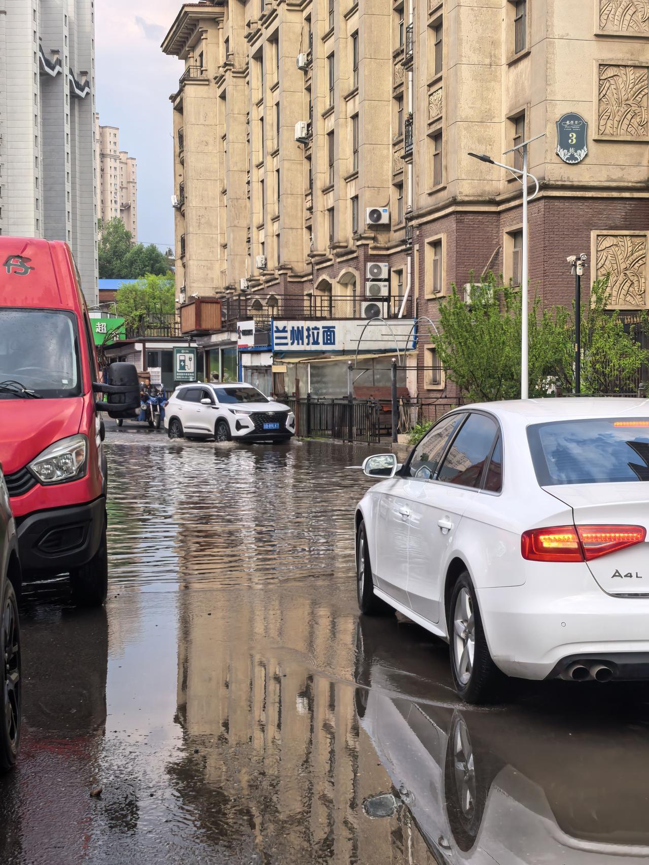 这是吉林市船营区越西胡同，一下雨就变成汪洋一片，车辆能勉强通过，行人根本无法过去