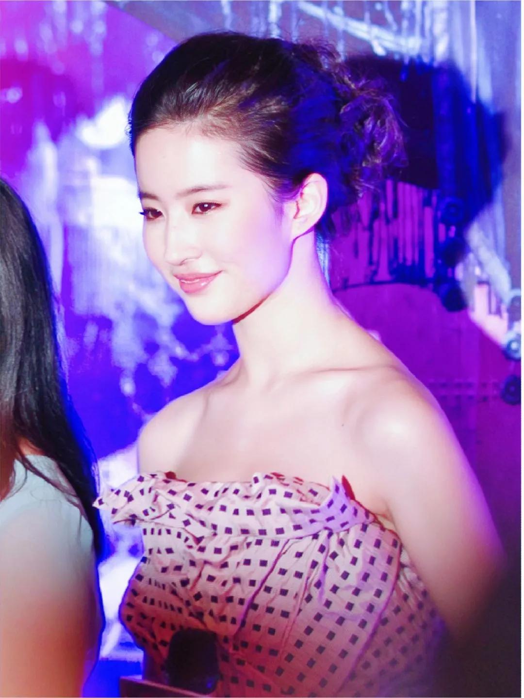 刘亦菲@刘亦菲 的美具有清秀、纤细、独特气质、纯净笑容和自然美感等特点，使她成为