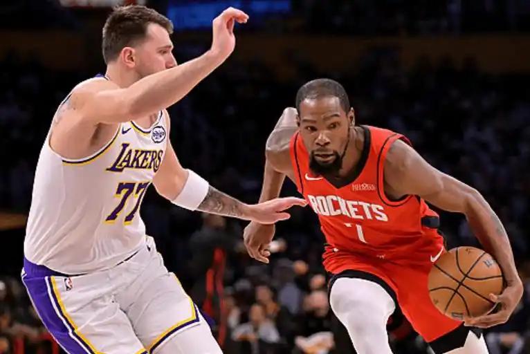 湖人输给火箭的原因有三点：
     一、詹姆斯不防守，全场最低的正负值，他虽然