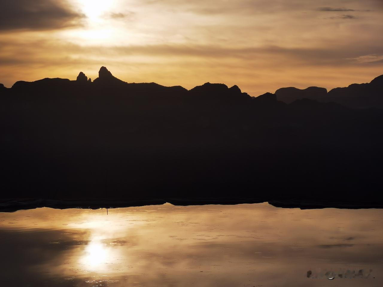 东太行·光影北高峰
       武安东太行，北高峰巍峨壮丽。晨昏交替间，云卷云