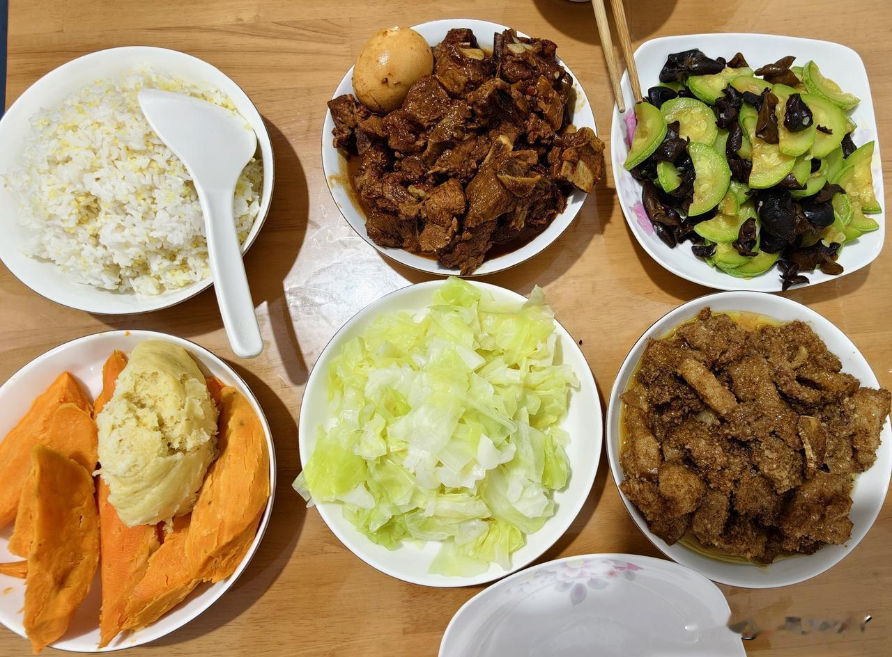上次去江北二坝买了一块猪前腿肉，用渣粉拌了。拌完渣粉发现肉有点多，就只蒸了一碟子