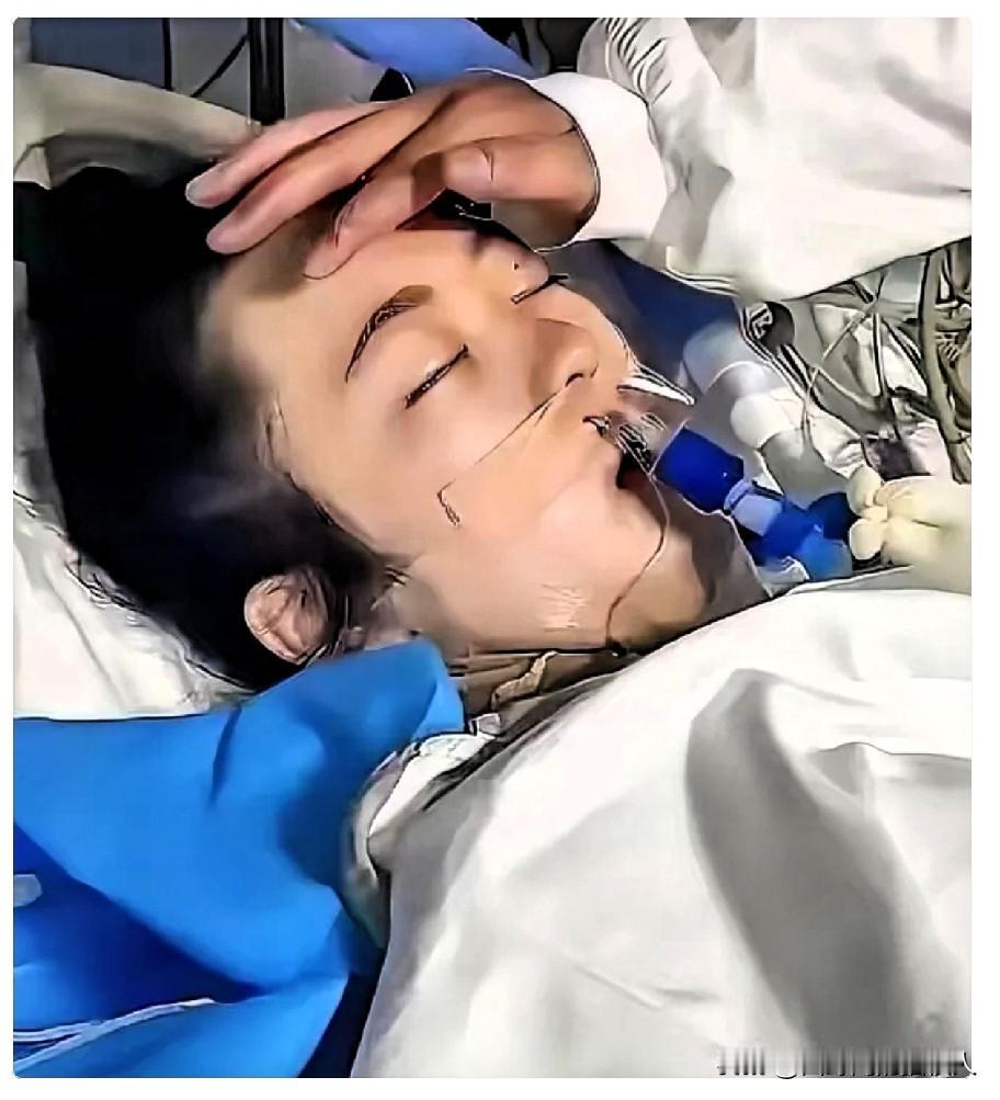 泪目！
河南周口，21岁女孩陈雪病危，临终前死死攥住父亲的手，气若游丝地说出最后