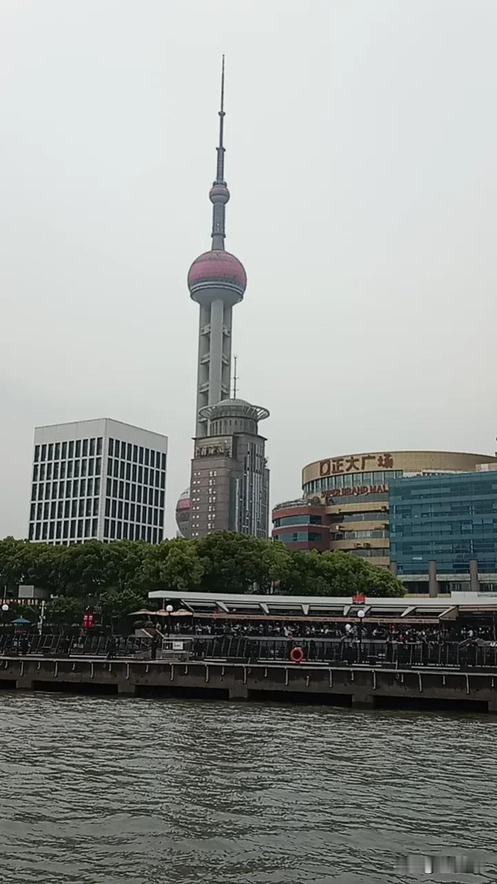 上海外滩的东方明珠塔着实是迷人的存在。其独特的外观，大小球体的组合，融合了传统与