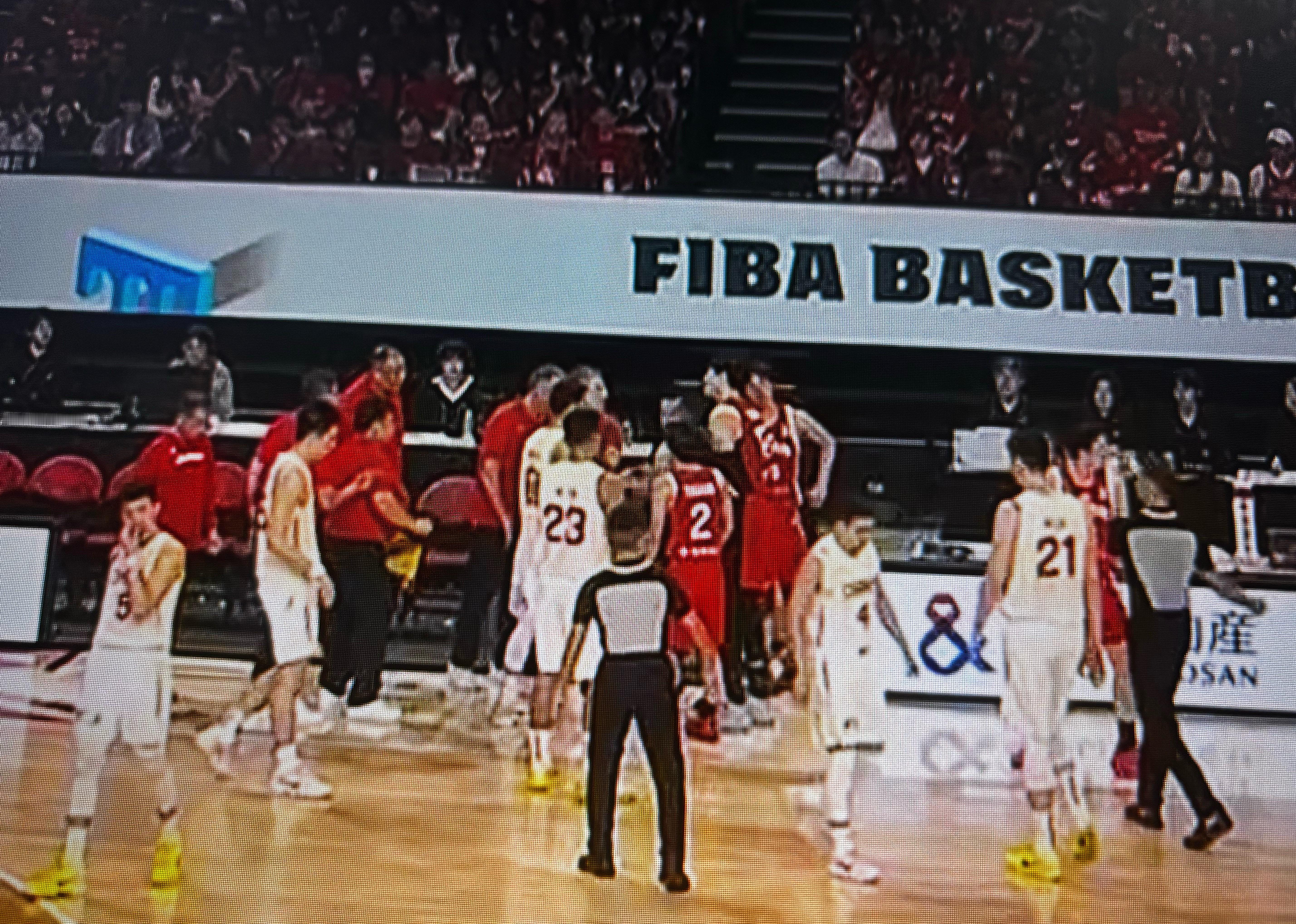 把渡边雄太能的，和郭士强争执上了。不过这球郭士强要稳住啊，这不是CBA，国际裁判