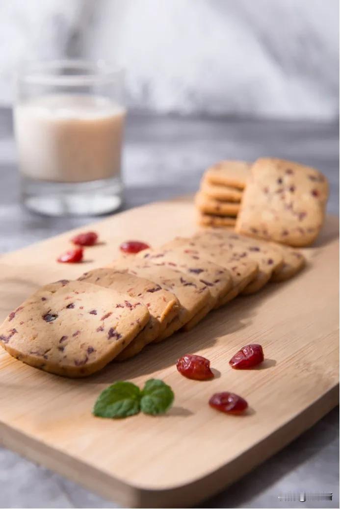 和孩子一起制作饼干，这样的亲子时光才更美好！
 
饼干很好吃，不少孩子都会被饼干