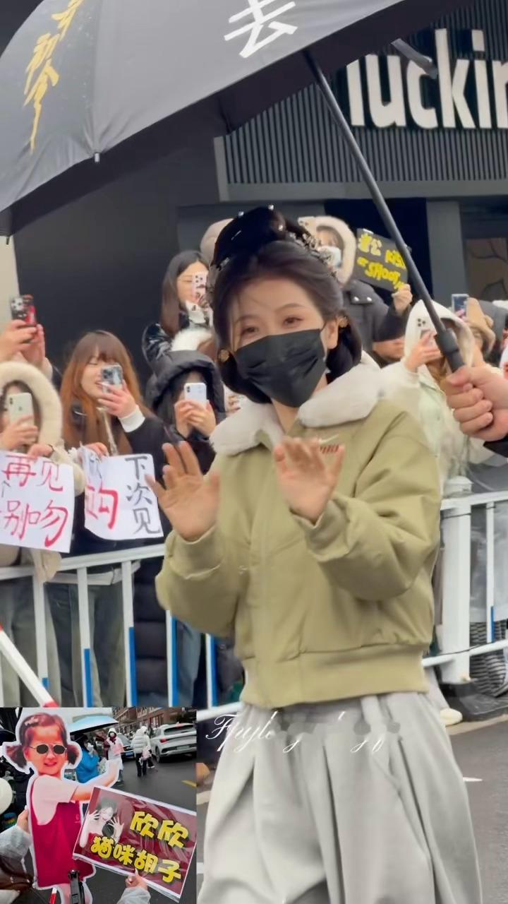 宝宝又跟小时候的自己打招呼啦～好宠🐱 