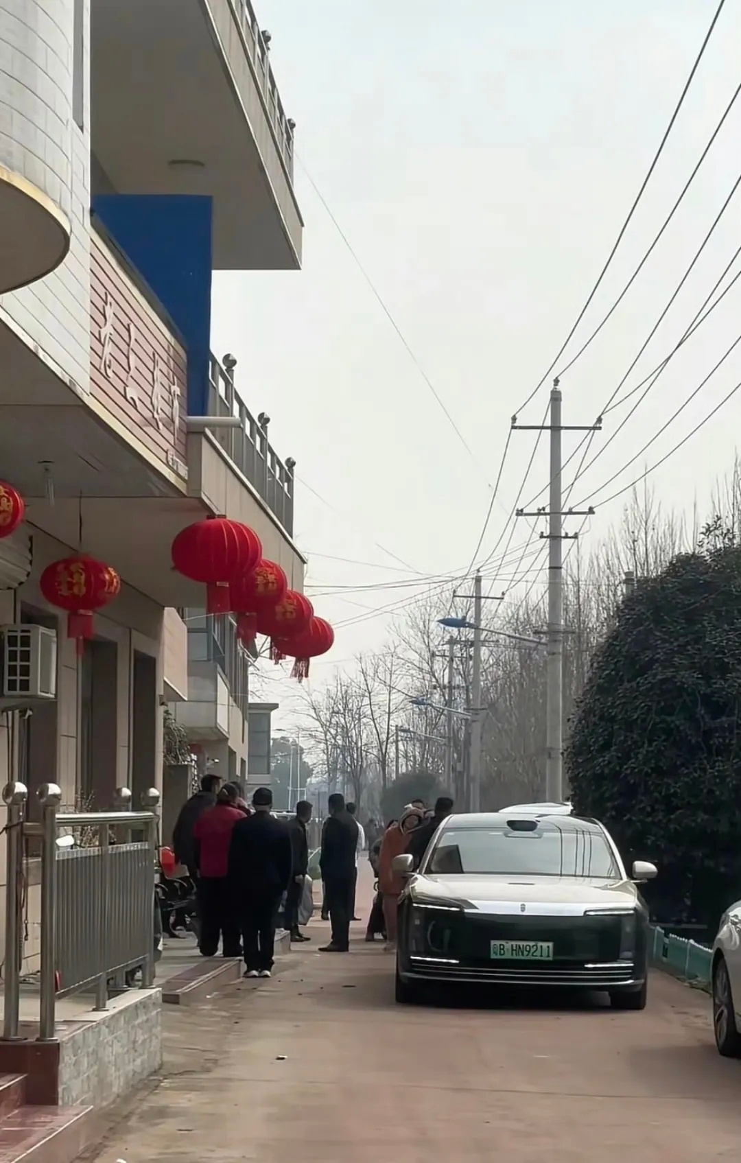 余总果然是开尊界回去的，从问界 M5 开始这几年一直是开的有华为参与的车型回家过