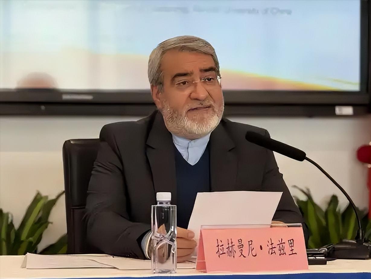 犹豫了半个月，伊朗还是决定加入这个由中国倡议建立的组织。7月31日，伊朗驻华大使