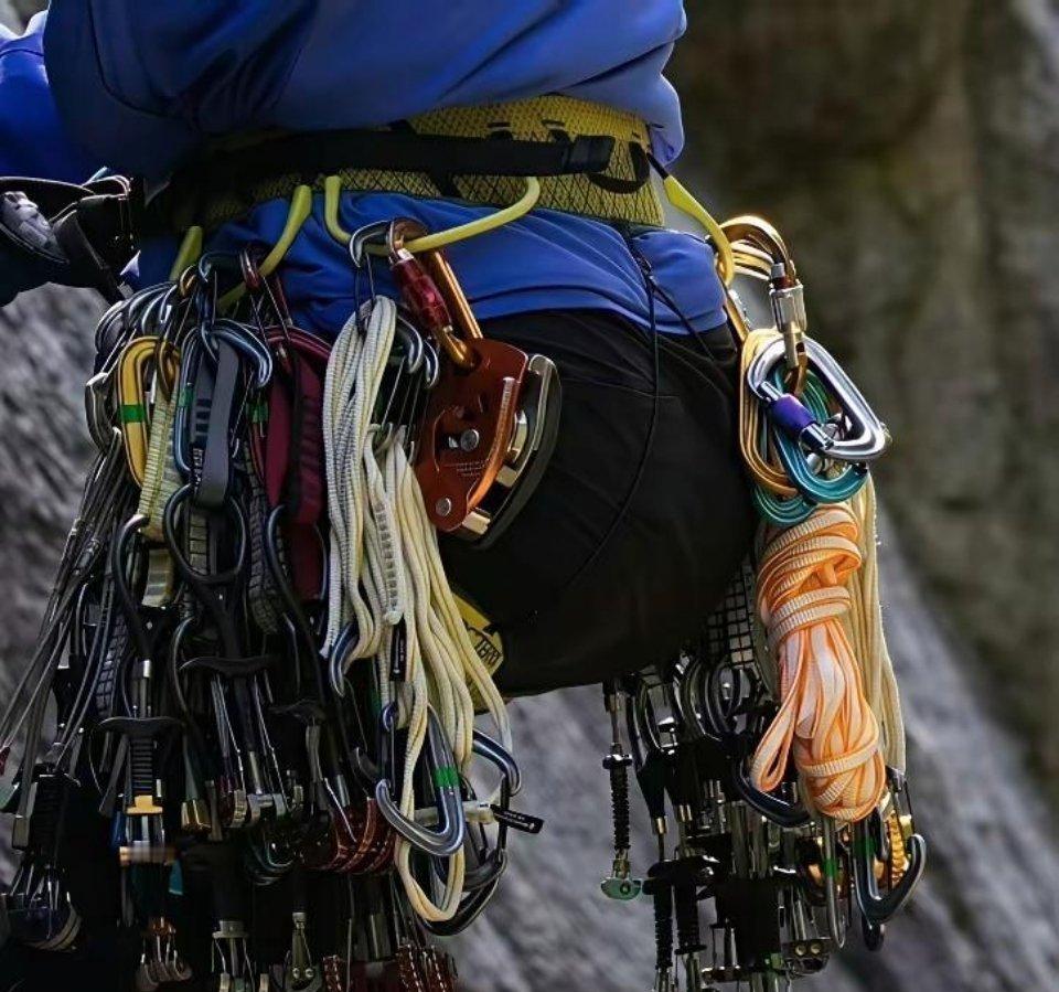 王一博真是太有胆量了，作为实力派流量演员，不拍戏时去爬悬崖，这可是真实的（场景）