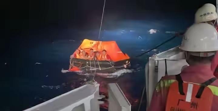 62人出海，36人回来，还有26个没找到。
24号晚上11点船沉了，25号傍晚才