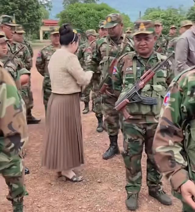 难怪柬埔寨打不赢泰国，不是武器不好用，也不是没钱打，看过他们前线部队上演荒诞的一