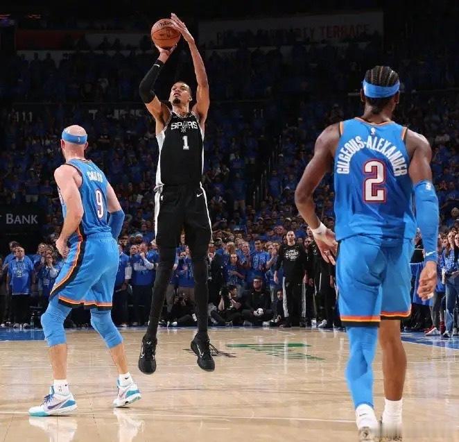 今年NBA最高水平的两支球队对垒，技战术很简单，场地没有变，蓝天白云没有变，是他