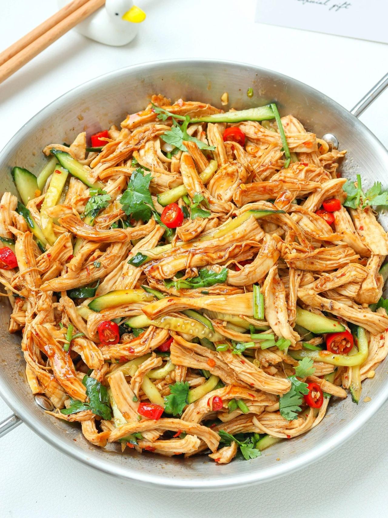 酸辣开胃的凉拌鸡胸肉！低卡又好吃
夏天没有胃口试试这个凉拌鸡胸肉、酸辣开胃，真的