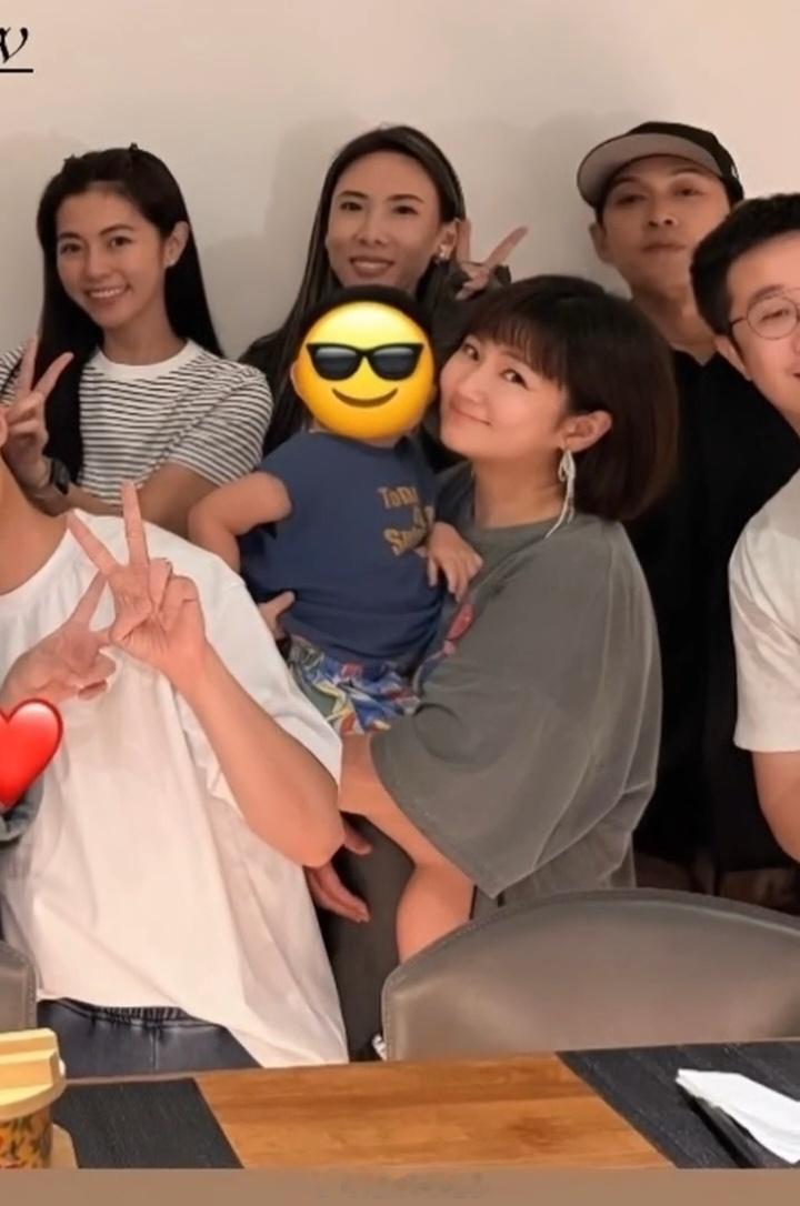 Selina一家参加好友生日会Selina疑似怀二胎 孕味十足 ​​​