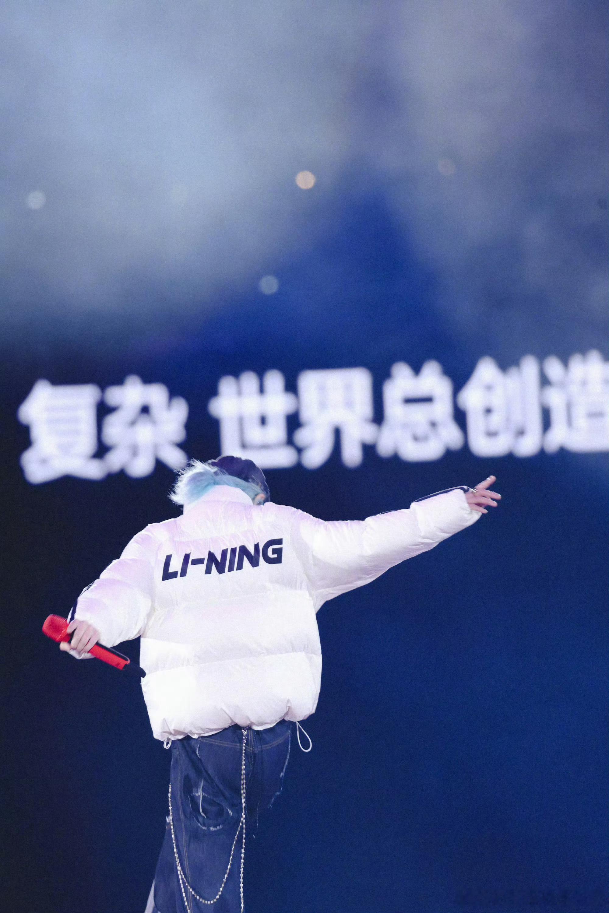 #遇光就炙热的火锅羽绒# 李宁最新大秀推出的火锅羽绒服，30s升温自热，石墨烯远