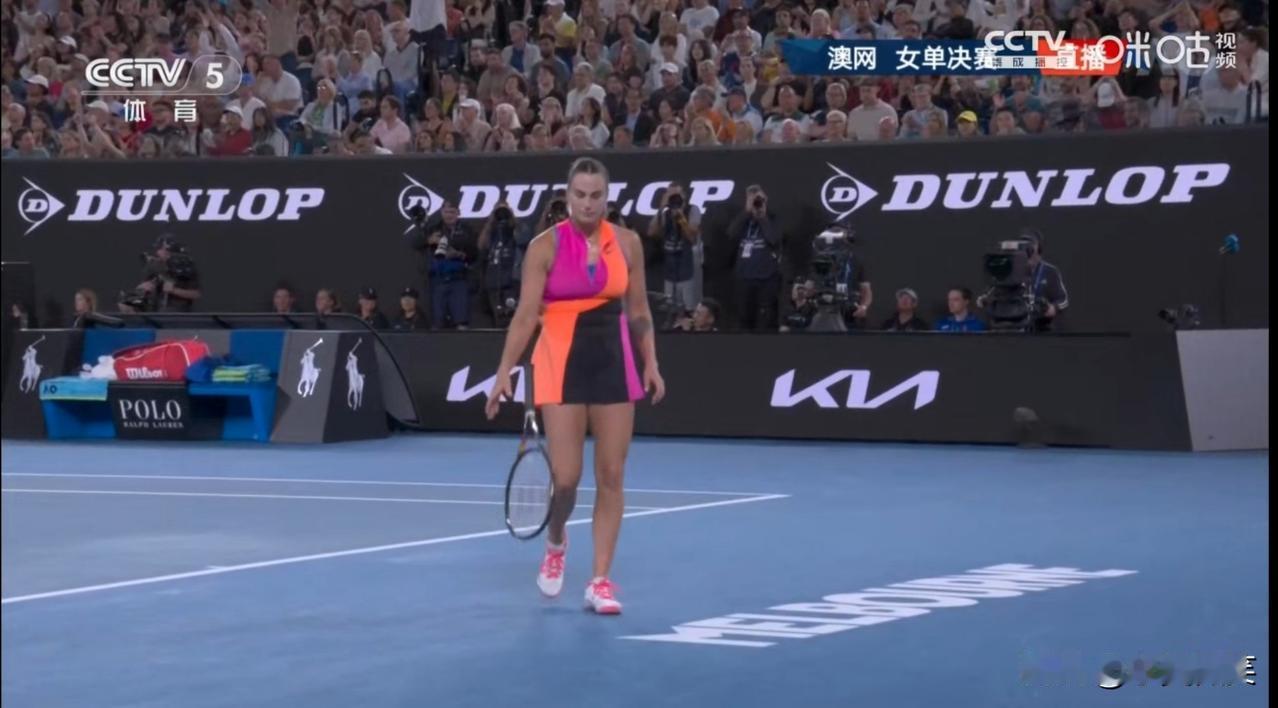 决胜盘，萨巴伦卡对自己的表现极不满意，一怒之下把球拍也扔了。