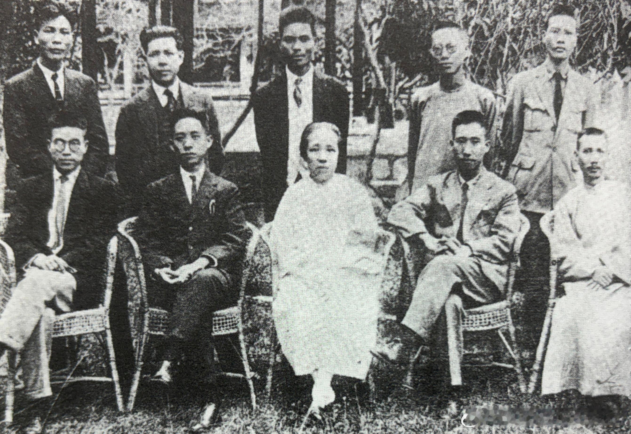 1924年国民党广东省党部成立时委员合影。前排1黎樾廷（共产党员）、3何香凝、4