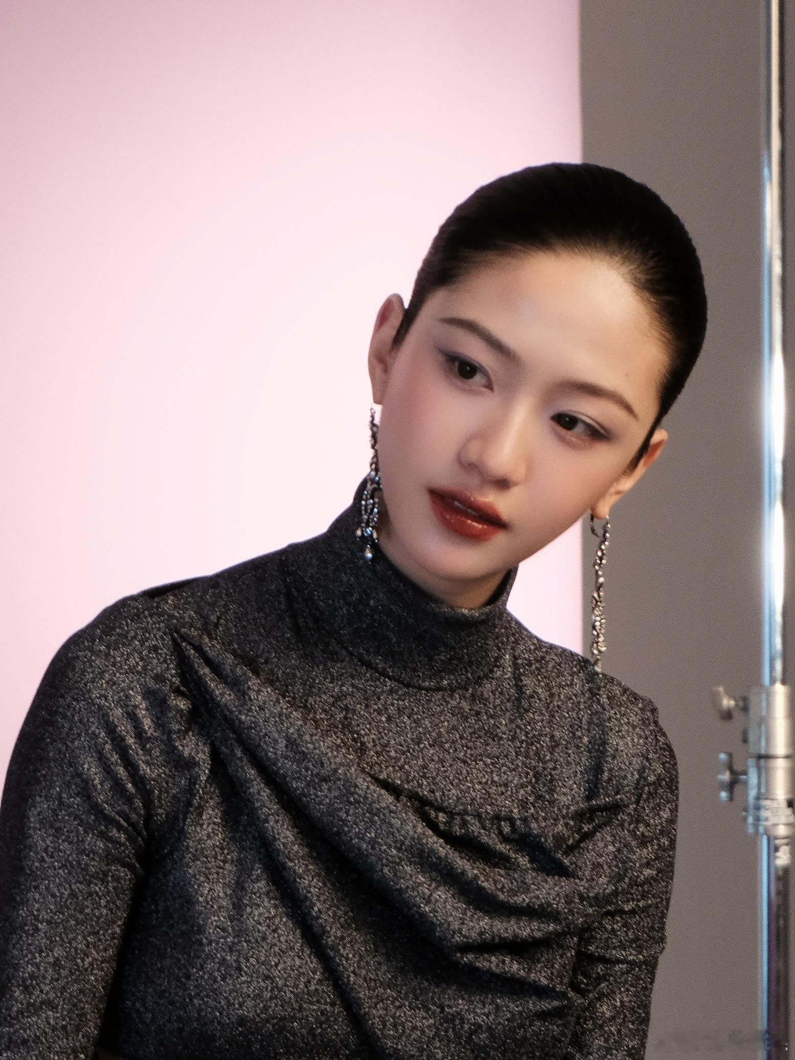 向涵之头好圆向涵之耳钉好大 向涵之头好圆，哈哈 