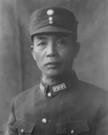 李品仙毕业于保定军校，在老同学唐生智手下从排长升到军长，唐生智兵败瓦解后投靠桂系
